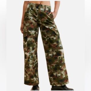 Levi’s Premium Baggy Camo Cargo Loose Straight Leg Pants Women’s 25 Mossy Green